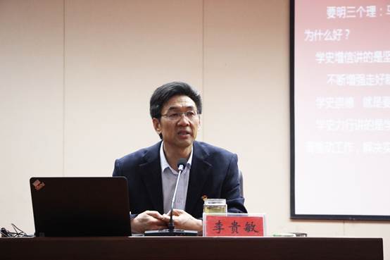 电脑前坐着穿西装的男人描述已自动生成