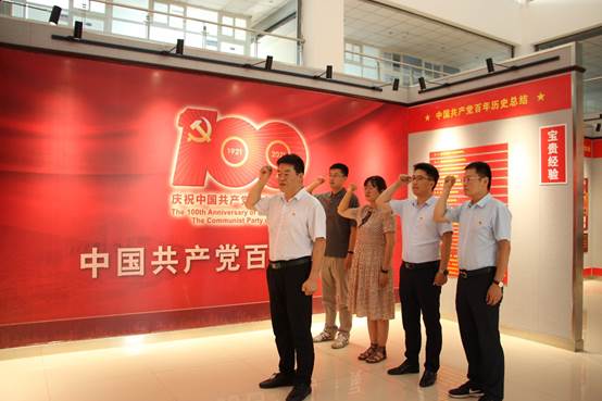 一群人站在商店前中度可信度描述已自动生成