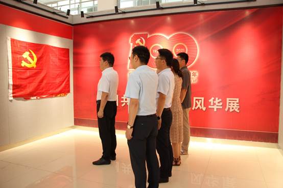 人站在火车旁低可信度描述已自动生成