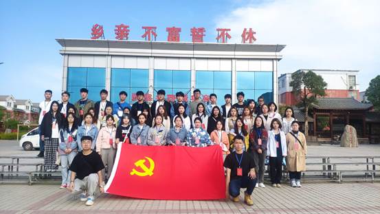 一群人站在建筑前描述已自动生成