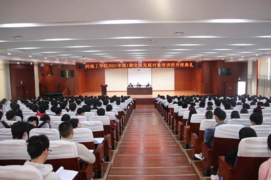 会议室里的人们中度可信度描述已自动生成